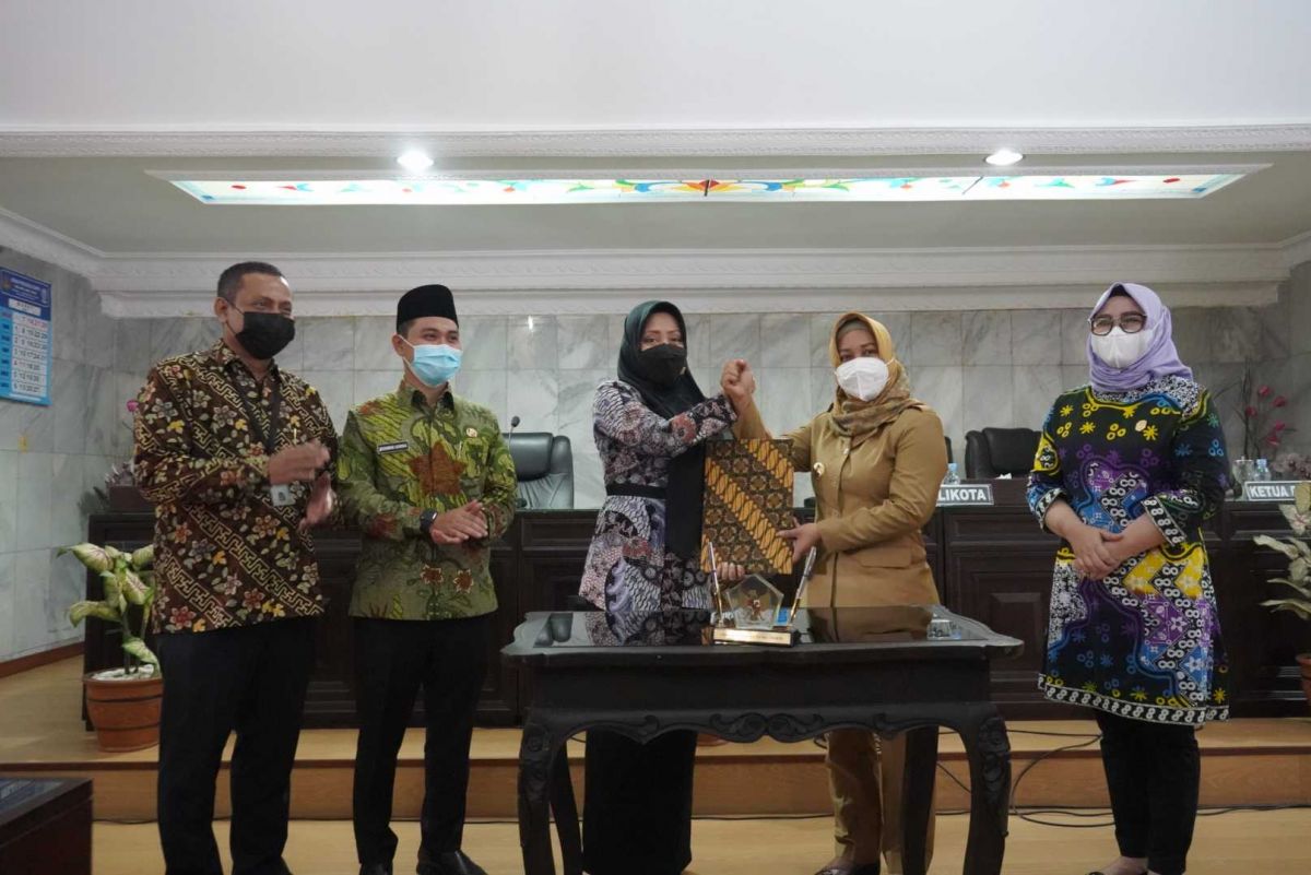 Wali Kota Mojokerto Ika Puspitasari saat penandatanganan penyelamatan Kantor Satpol PP bersama Bupati Mojokerto Ikfina Fahmawati. (Foto: Diskominfo Kota Mojokerto/jatimnow.com)