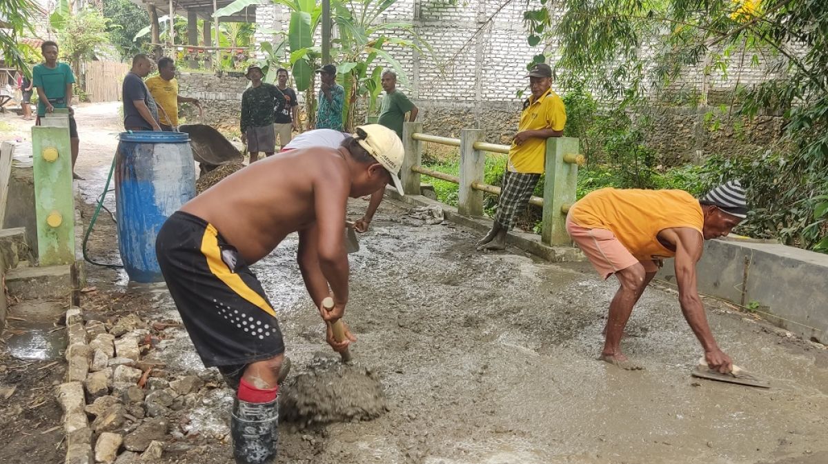 Warga Kelurahan Kangenan kompak patungan dan gotong royong perbaiki jalan rusak. (Foto: Fathor Rahman/jatimnow.com)
