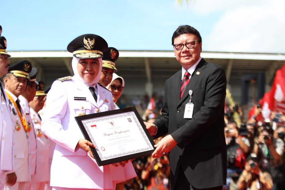 Gubernur Jatim Khofifah Indar Parawansa dan Menpan RB Tjahjo Kumolo (Foto: Dok. Humas Pemprov Jatim)