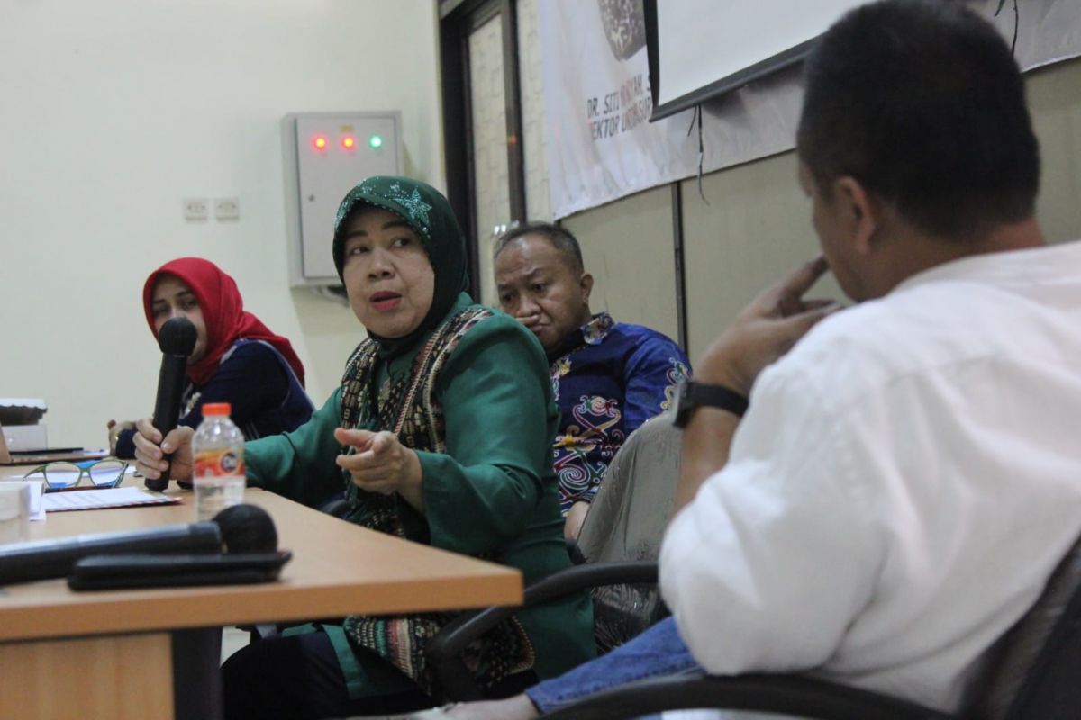 Pakar Hukum Perbankan Unair, Dr. Nurwahjuni dalam sebuah diskusi umum di Surabaya (Foto: Jar for jatimnow.com)