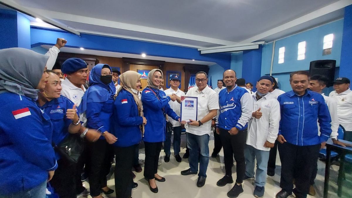 Lucy Kurniasari saat menyerahkan berkas pendaftarannya sebagai calon ketua Partai Demokrat Surabaya beberapa waktu (Foto: Niam Kurniawan/jatimnow.com)