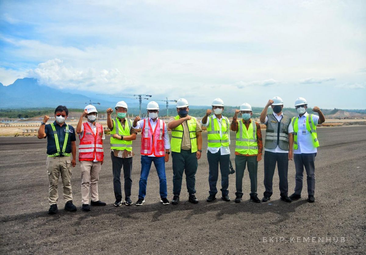 Bupati Kediri Hanindhito Himawan Pramana (Mas Dhito) saat mendampingi Menhub Budi Karya Sumadi meninjau proyek pembangunan Bandara Dhoho (Foto-foto: Kemenhub RI)