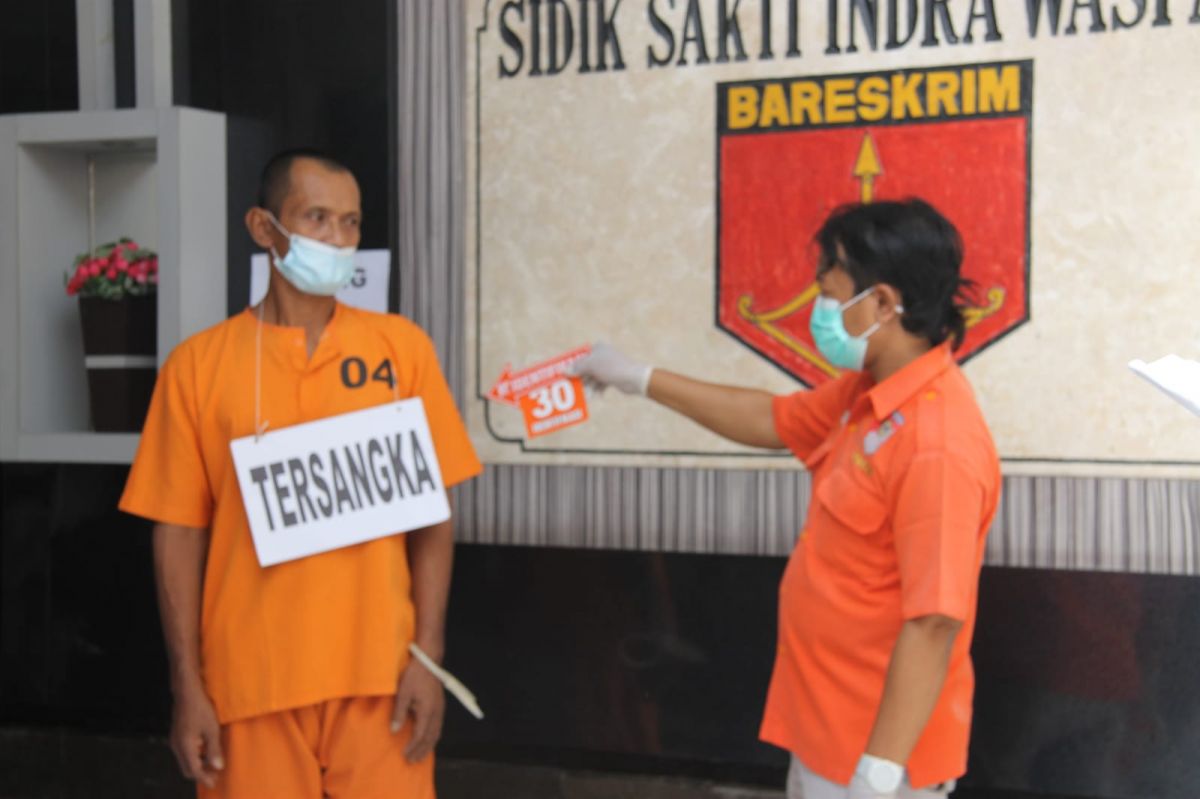 Suami yang menganiaya istri hingga tewas di Tulungagung memperagakan adegan dalam rekonstruksi (Foto-foto: Bramanta Pamungkas/jatimnow.com)