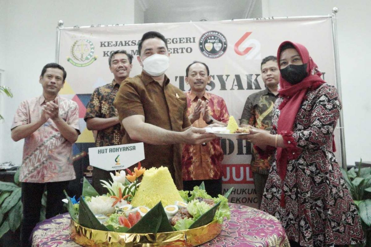 Wali Kota Mojokerto Ika Puspitasari (Ning Ita) bersama Kajari Kota Mojokerto, Hadiman dalam tasyakuran Hari Bhakti Adhyaksa ke-62 di kantor Kejari setempat (Foto: Dinas Kominfo Kota Mojokerto for jatimnow.com)