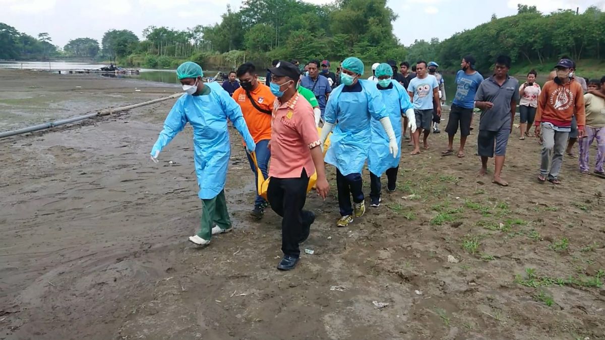 Polisi saat mengevakuasi jenazah korban. (Foto: Bramanta Pamungkas/jatimnow.com)