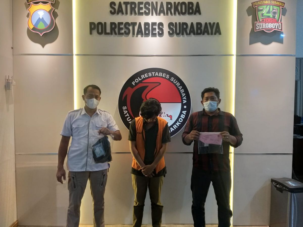Kurir katering (tengah) yang terlibat peredaran narkoba di Surabaya (Foto: Satresnarkoba Polrestabes Surabaya)