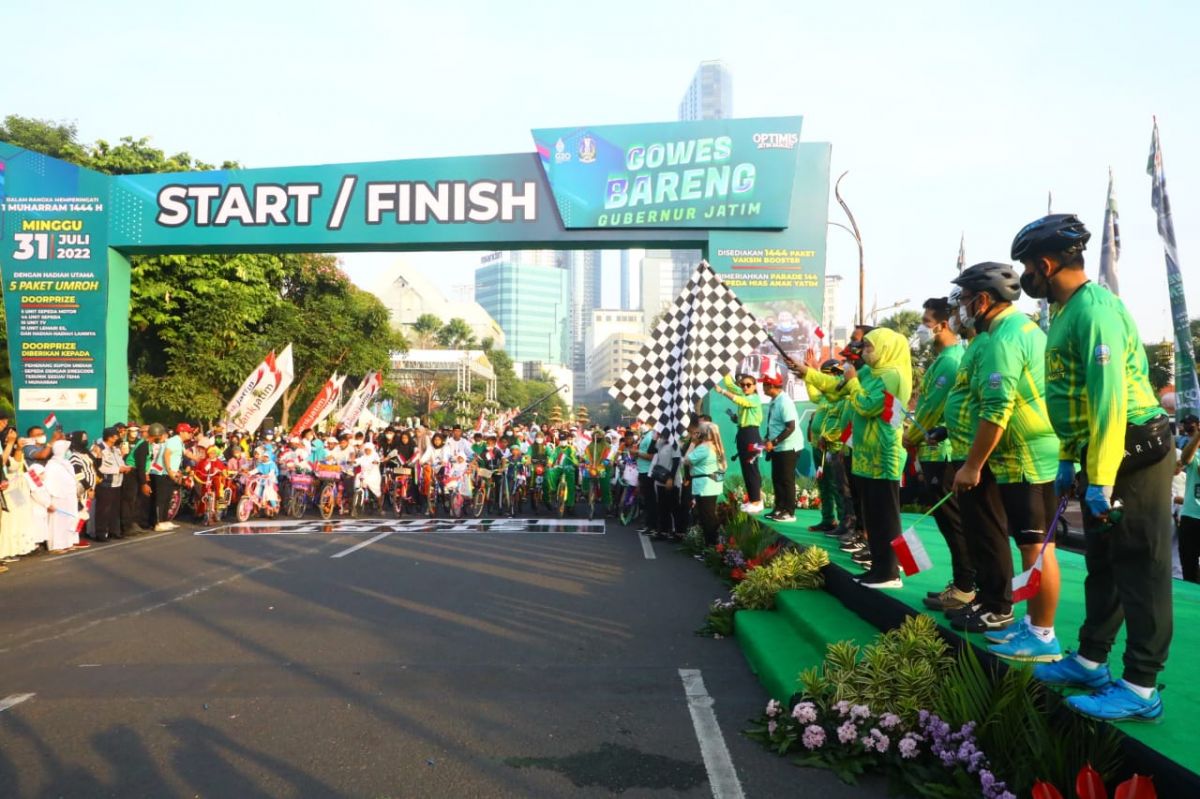 Gubernur Jawa Timur Khofifah Indar Parawansa memberangkatkan peserta gowes dalam rangka memperingati 1 Muharram 1444 Hijriyah (Foto-foto: Humas Pemprov Jatim)