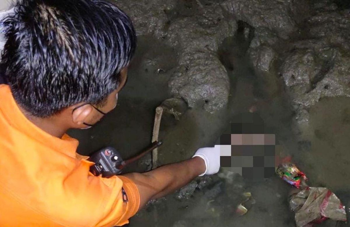 Petugas BPBD Kota Surabaya menunjukan lokasi penemuan mayat bayi (Foto: Instagram Command Center 112 Surabaya)