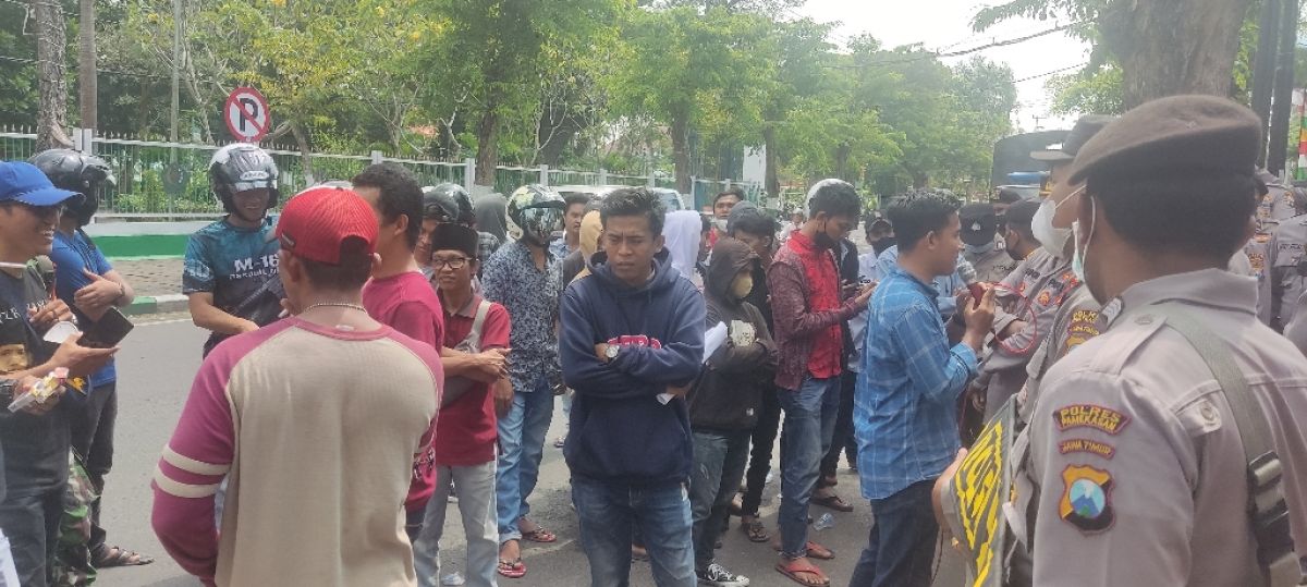 Aktifis menilai Bea Cukai Madura belum patuhi kinerja sesuai aturan di Pamekasan. (Foto: Fathor Rahman/jatimnow.com)