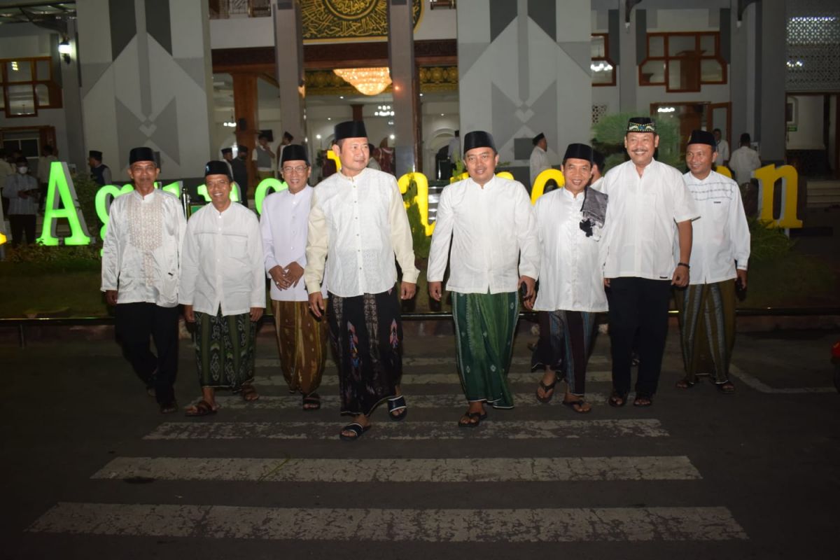 Bupati Lamongan Yuhronur Efendi didampingi jajaran seusai melakukan salat hajat peringati malam 17an. (Foto: Humas Pemkab Lamongan for jatimnow.com)