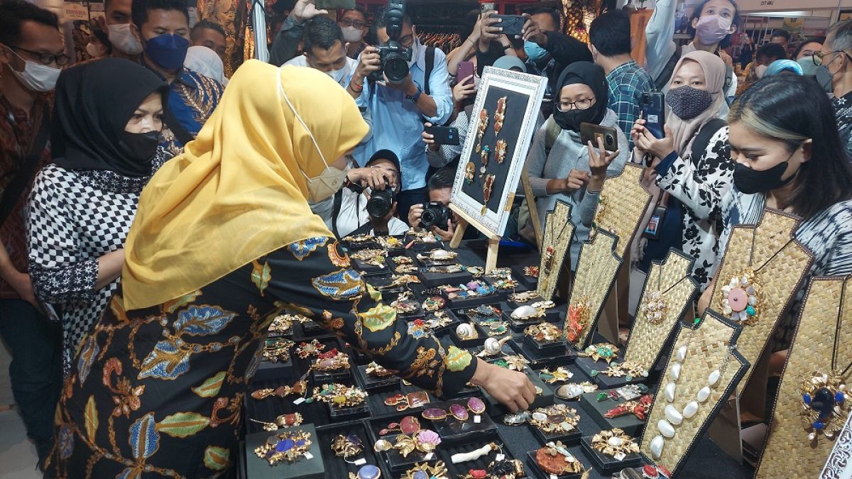 Para jurnalis saat meliput kegiatan Gubernur Khofifah Indar Parawansa (Foto: Dok Ni'am Kurniawan/jatimnow.com)
