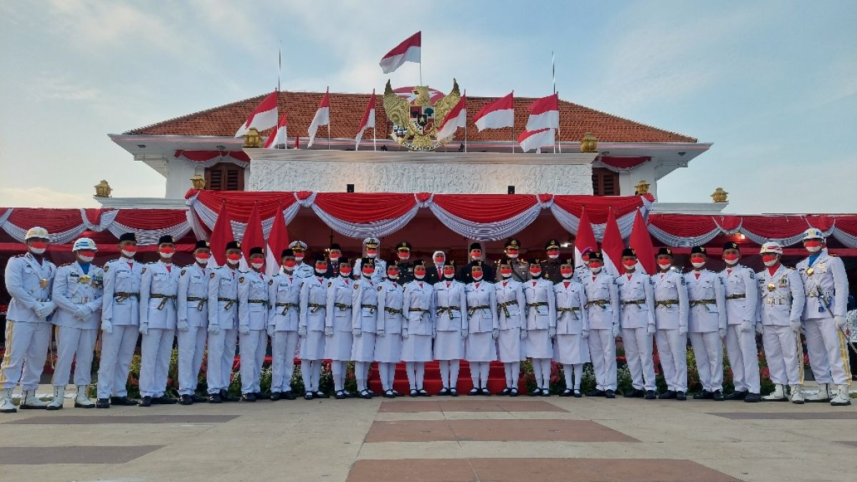 Paskibra Grahadi usai dikukuhkan Gubernur Khofifah di halaman Grahadi (Foto: Ni'am Kurniawan/jatimnow.com)