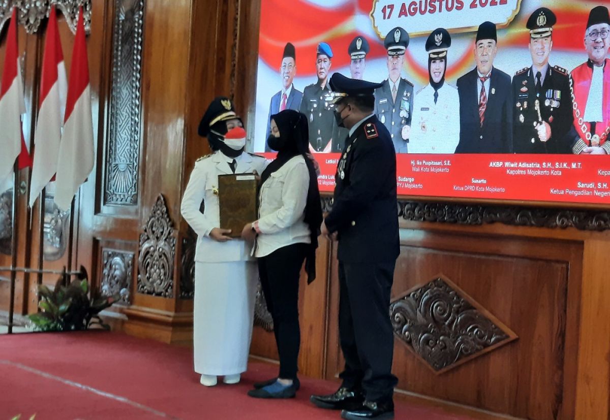 Wali Kota Mojokerto Ika Puspitasari dan Kalapas Mojokerto Dedy Cahyadi saat memberikan remisi. (Foto: Achmad Supriyadi/jatimnow.com)