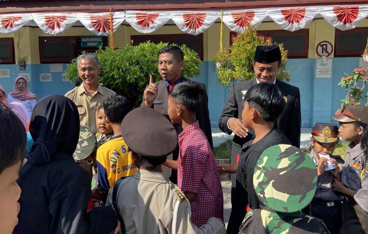 Siswa di SDN Sragi bersalaman dengan 3 anggota dewan (Foto: Mita Kusuma/jatimnow.com)