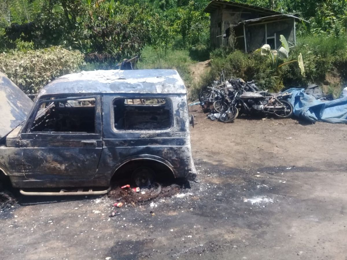 Mobil Suzuki Jimny yang dibakar orang tak kenal. (Foto: Polsek Silo)