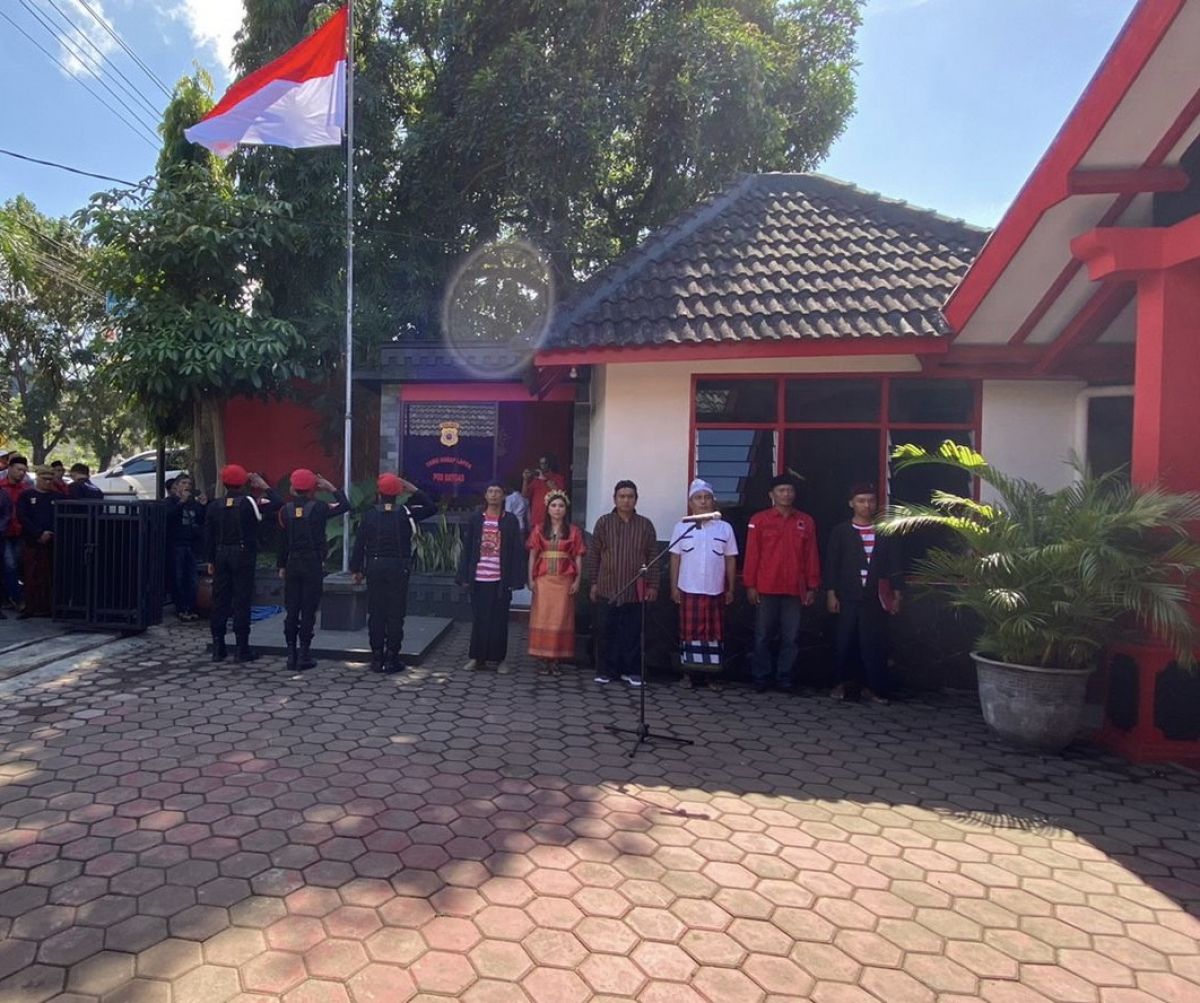 DPC PDI Perjuangan Jember menggelar upacara bendera dengan kostum pakaian adat Nusantara.  (Foro: Dwi Kuntarto Aji/jatimnow.com)
