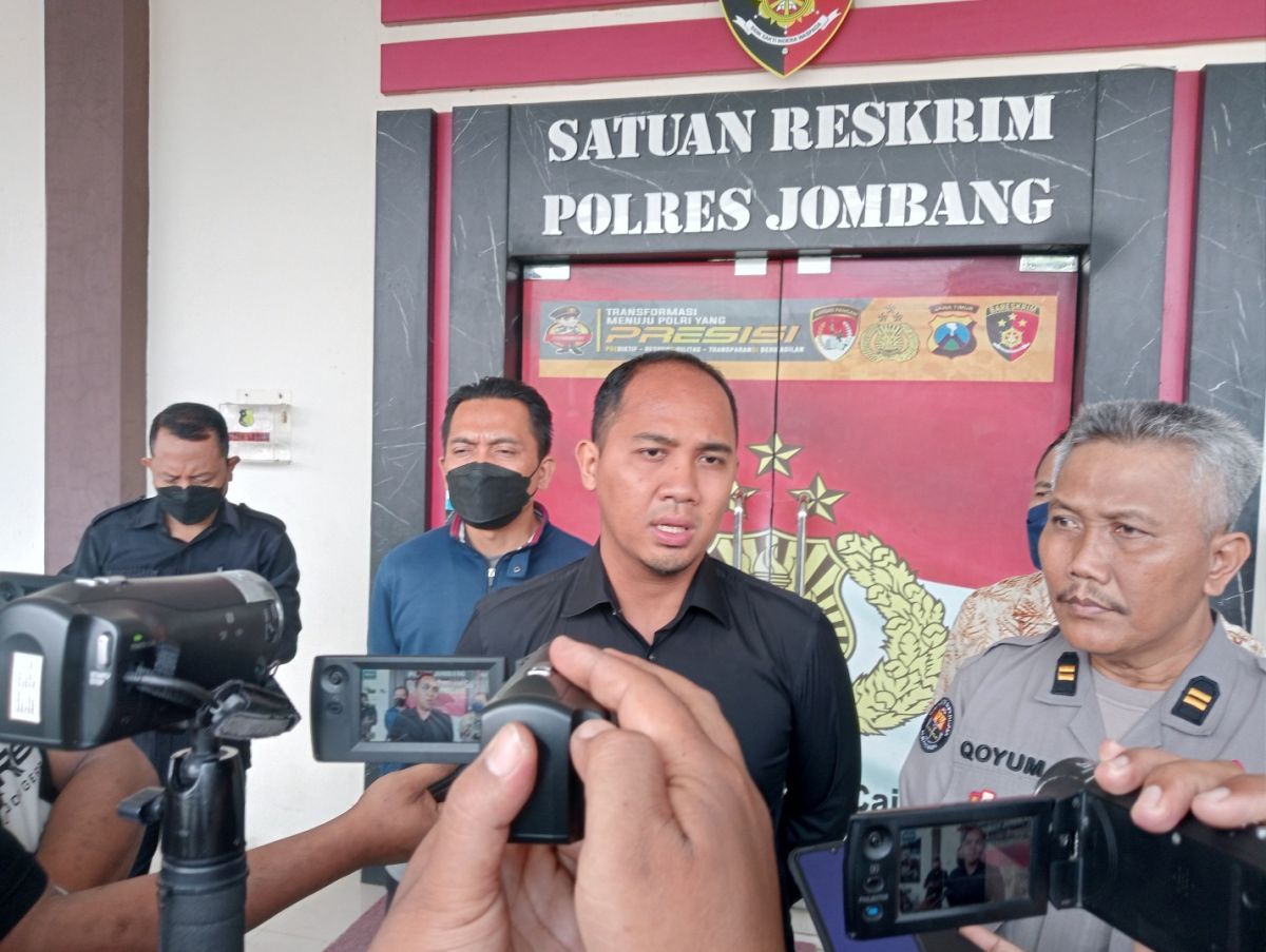 Kasat Reskrim Polres Jombang AKP Giadi Nugraha saat ditemui sejumlah jurnalis.(Foto: Elok Aprianto)