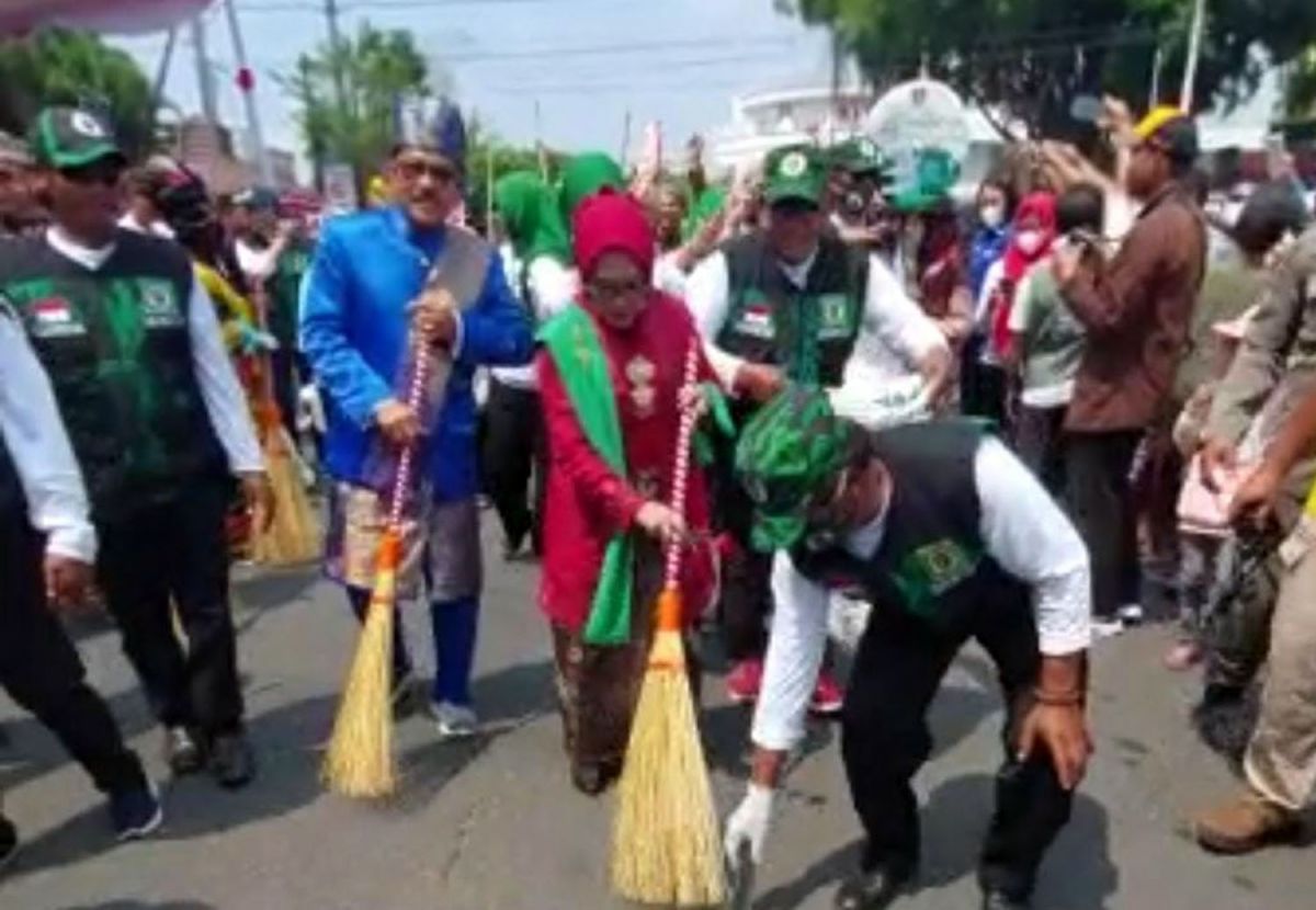 Bupati dan anggota GPK Jombang saat memungut sampah di sela kegiatan pawai budaya (Foto: Elok Aprianto/jatimnow.com)