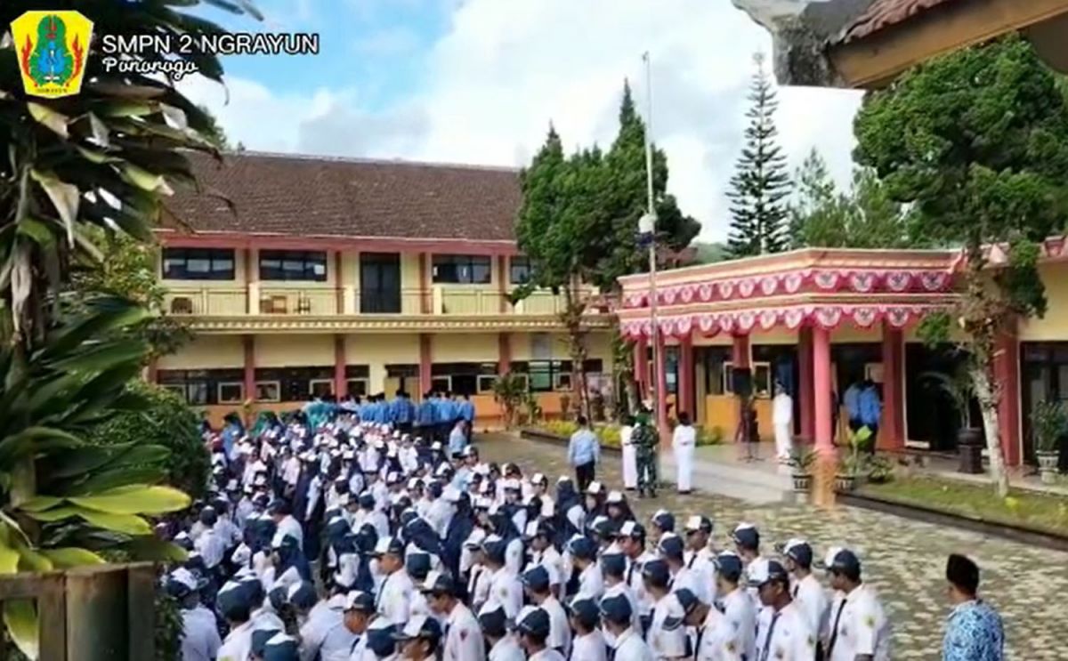 Aksi Rafel, siswa SMPN 2 Ngrayun, Ponorogo saat memanjat tiang bendera (Foto: Tangkapan layar video viral)