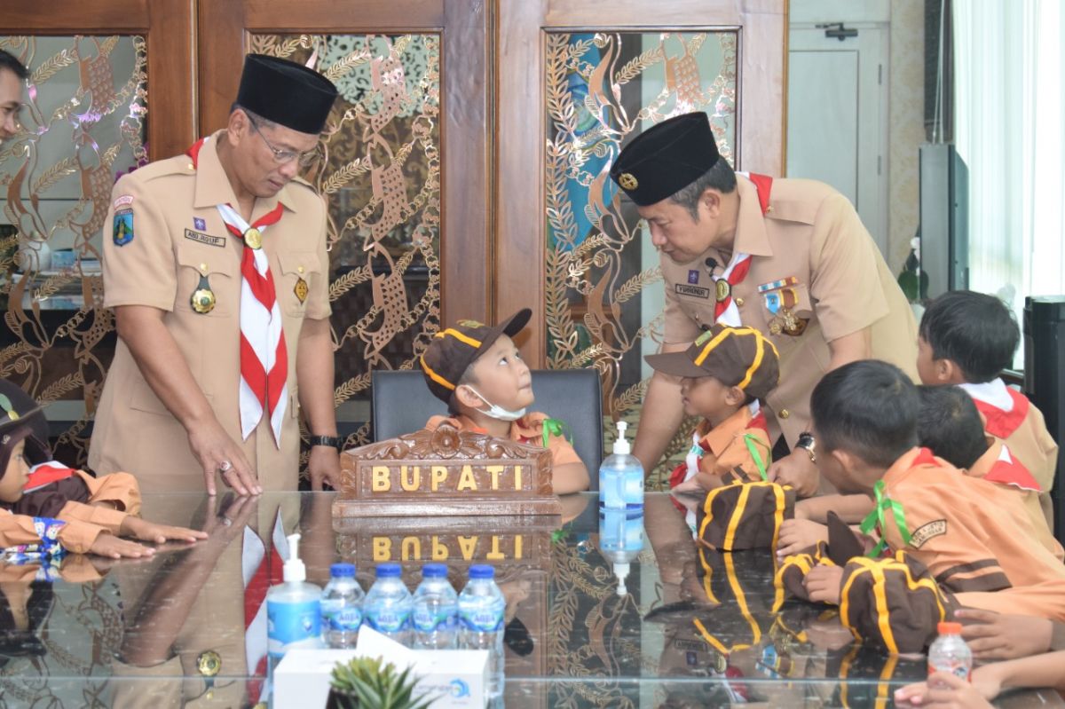 Bupati Lamongan Yuhronur Efendi (kanan) didampingi Wabub Abdul Rouf (kiri) saat menemani anak-anak pramuka prasiaga di ruang kerjanya. (Foto: Humas Pemkab Lamongan for jatimnow.com)