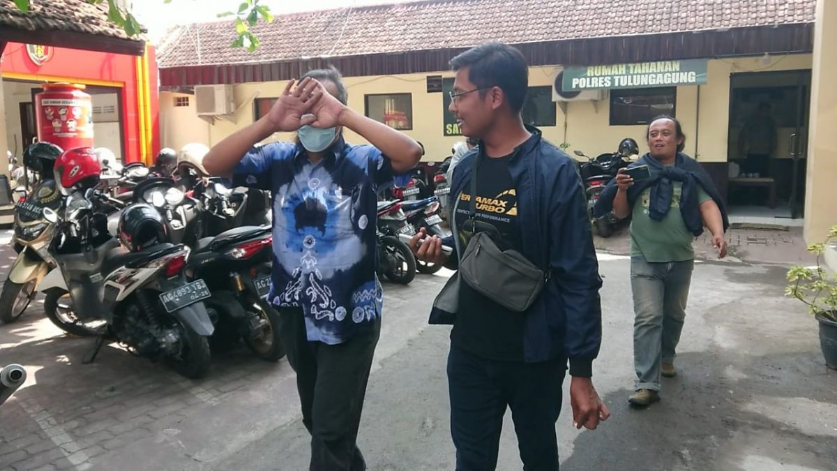 Saiful Anwar saat keluar dari ruang Satreskrim Polres Tulungagung. (Foto: Bramanta Pamungkas/jatimnow.com)