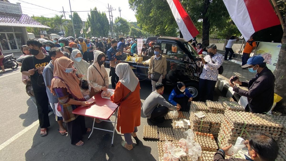 Antrean warga di pasar murah telur ayam di depan TMP Kota Kediri. (Foto: Yanuar Dedy/jatimnow.com)