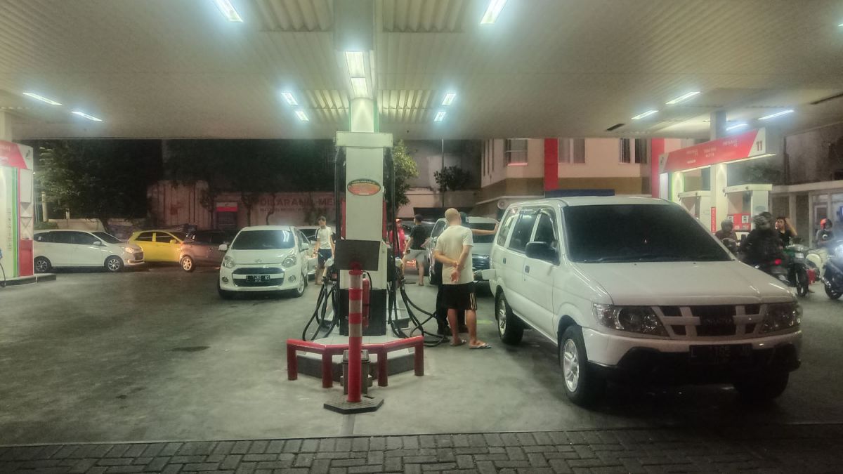 Malam ini Kendaraan Serbu SPBU di Surabaya, Dipicu Kabar Naiknya Harga BBM