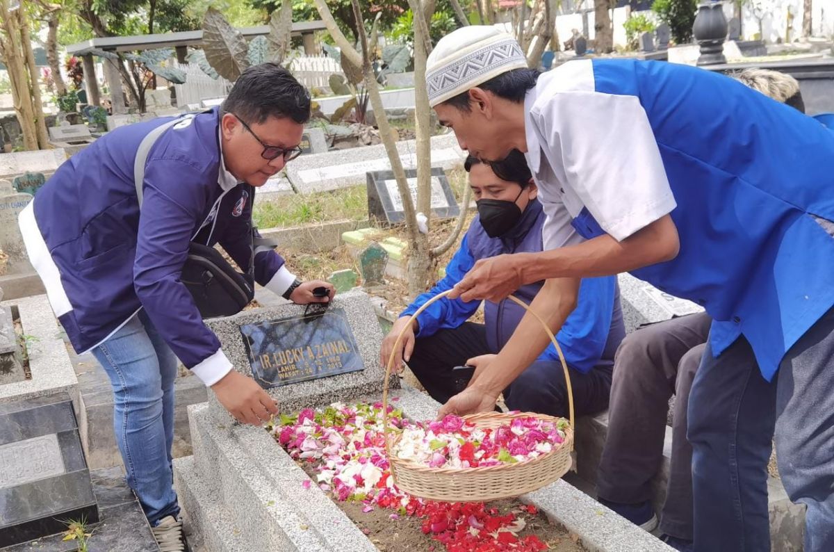 Manajemen klub Singo Edan melakukan ziarah ke makam pendiri Arema. (Foto: Arema Official/jatimnow.com)