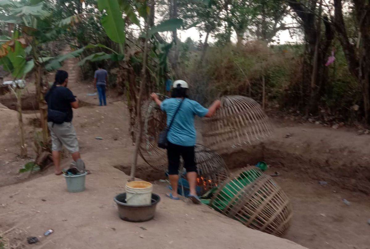 Tim Buser Satreskrim Polres Mojokerto Kota menyita barang bukti dari arena sabung ayam (Foto-foto: Satreskrim Polres Mojokerto Kota for jatimnow.com)