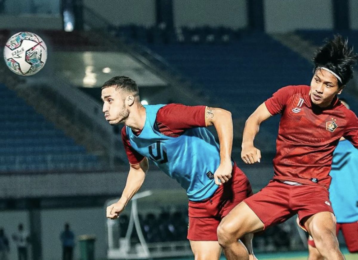 Arthur Felix (kiri) dalam sesi latihan bersama Persik Kediri. (Foto : Instagram Persik Kediri)