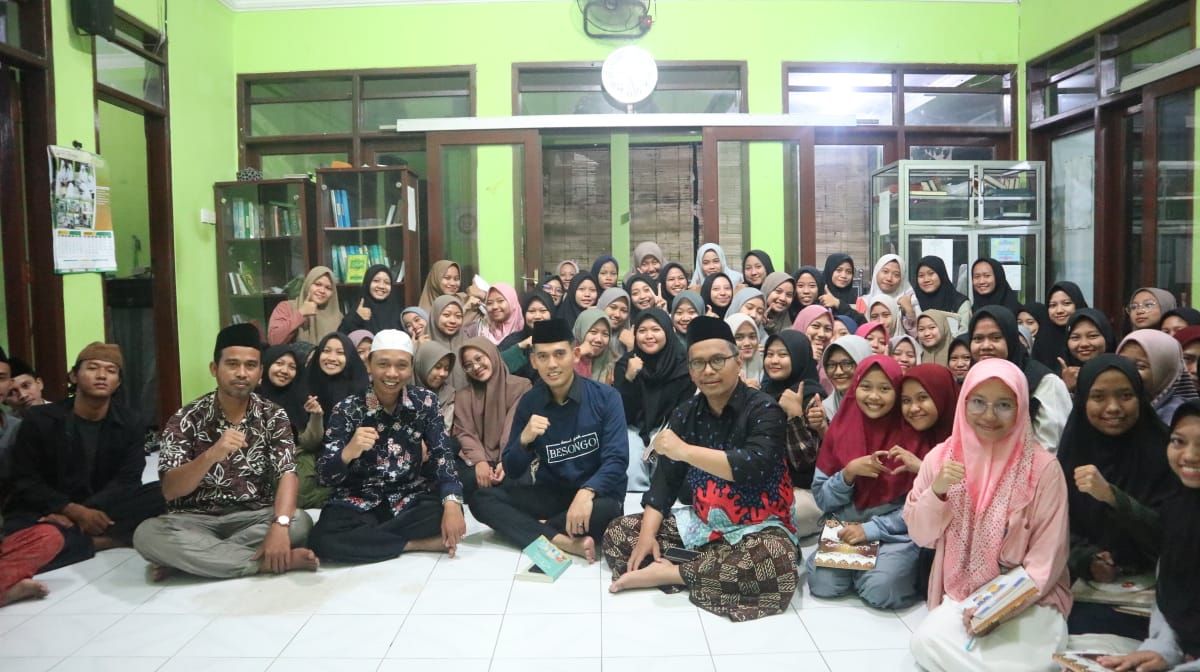 Asrorun Ni’am Sholeh saat berkunjung ke Pondok Pesantren Darul Falah Besongo Semarang.  (Foto: Niam for jatimnow.com)