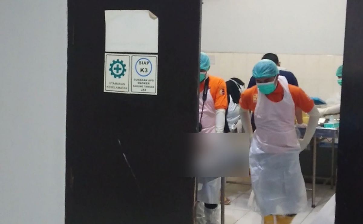Proses autopsi jenazah wanita korban kecelakaan yang sempat disetubuhi pemuda di Tulungagung (Foto: Bramanta Pamungkas/jatimnow.com)