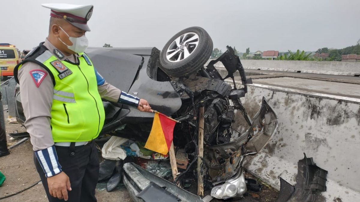 Polisi saat melakukan olah TKP di lokasi laka lantas.(Foto: PJR Polda Jatim)