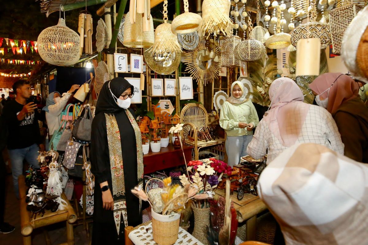 Bupati Banyuwangi Ipuk Fiestiandani saat mengunjungi stan UMKM di Banyuwangi Art Week.(Foto: Humas Pemkab Banyuwangi)