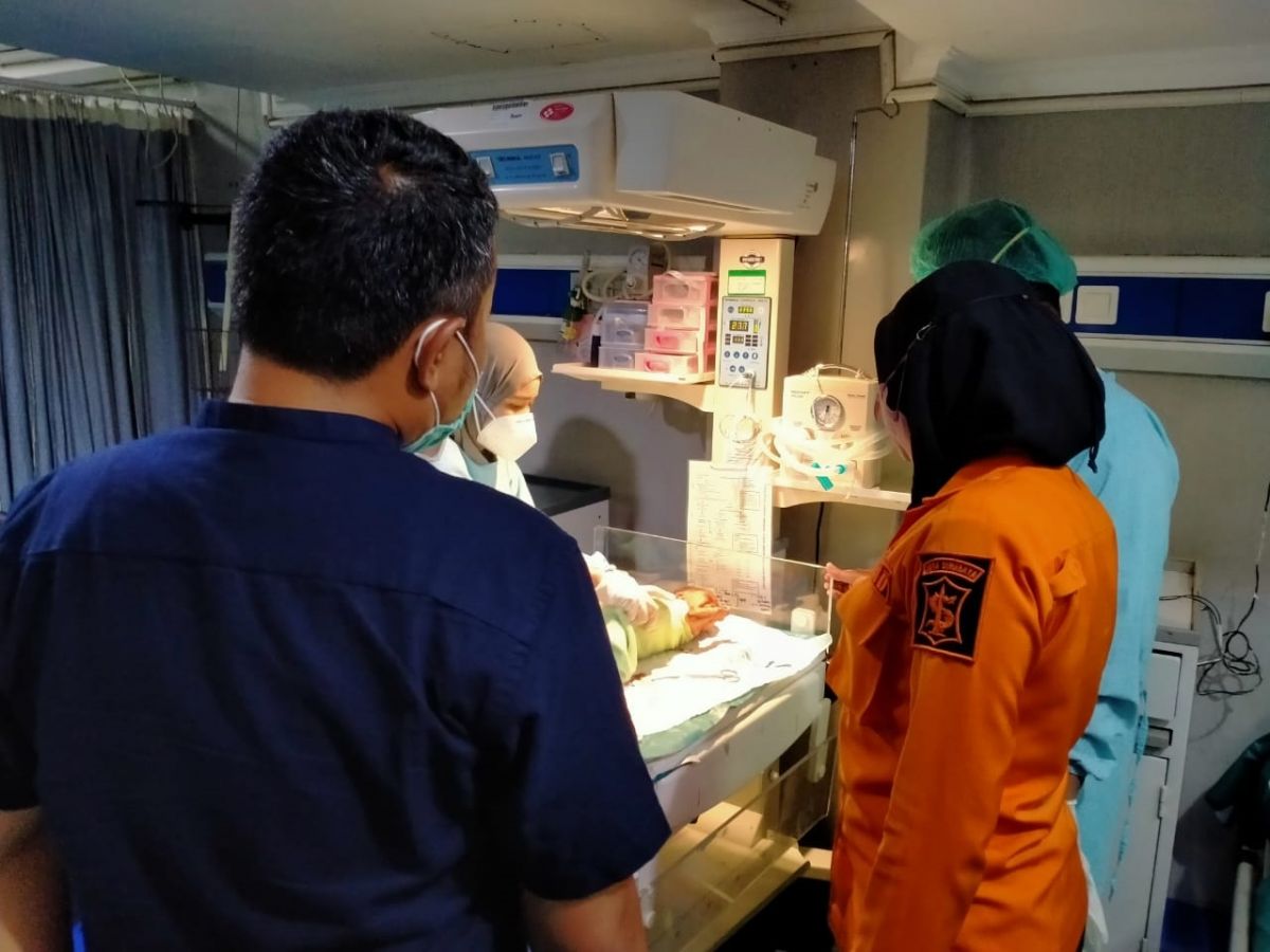 Bayi yang ditemukan di atas genteng mendapat perawatan medis di RS Soewandhi, Surabaya (Foto: BPBD Kota Surabaya)