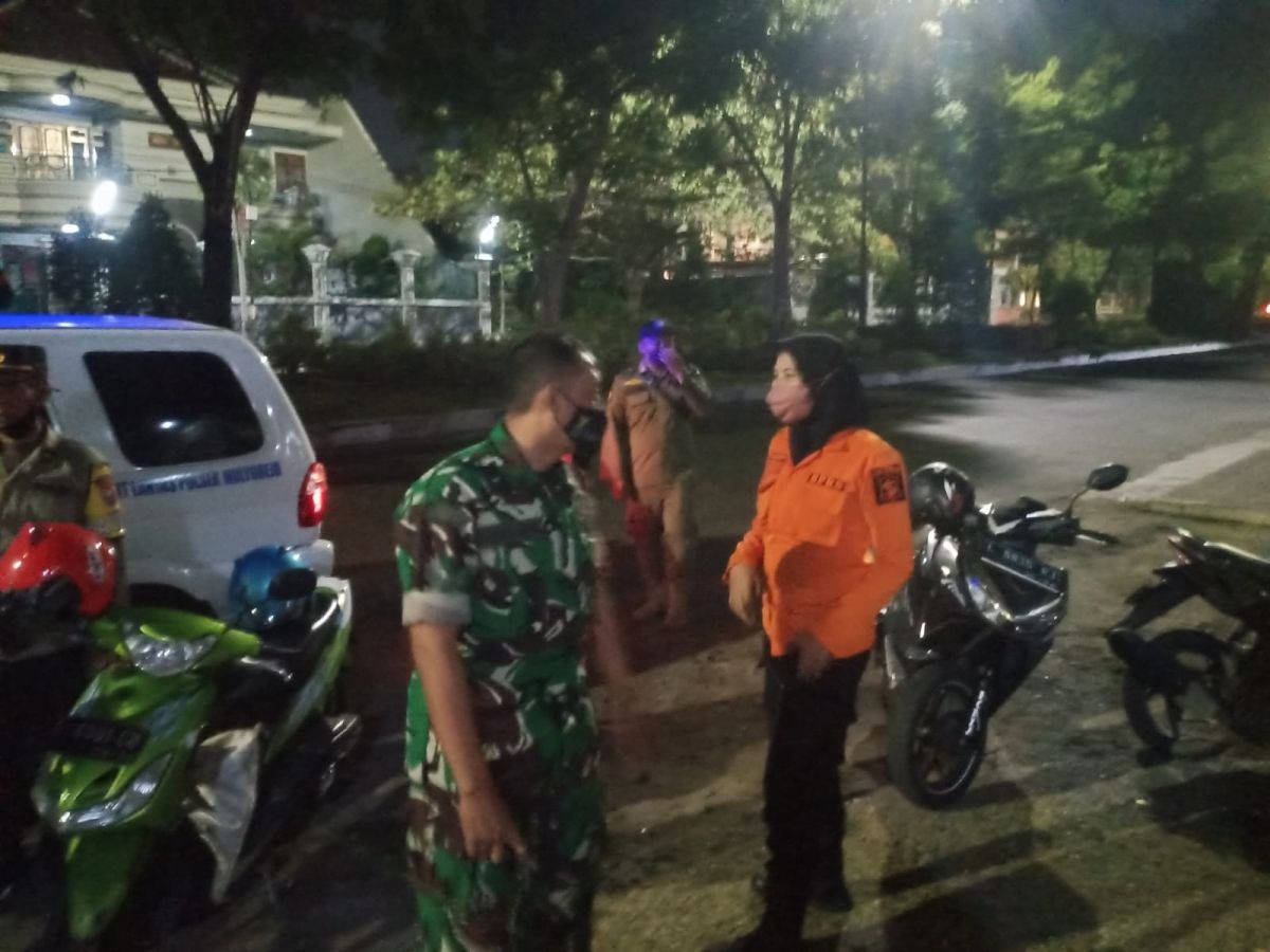 Petugas berada di lokasi penemuan bayi di atas genteng perumahan elite (Foto: BPBD Kota Surabaya)