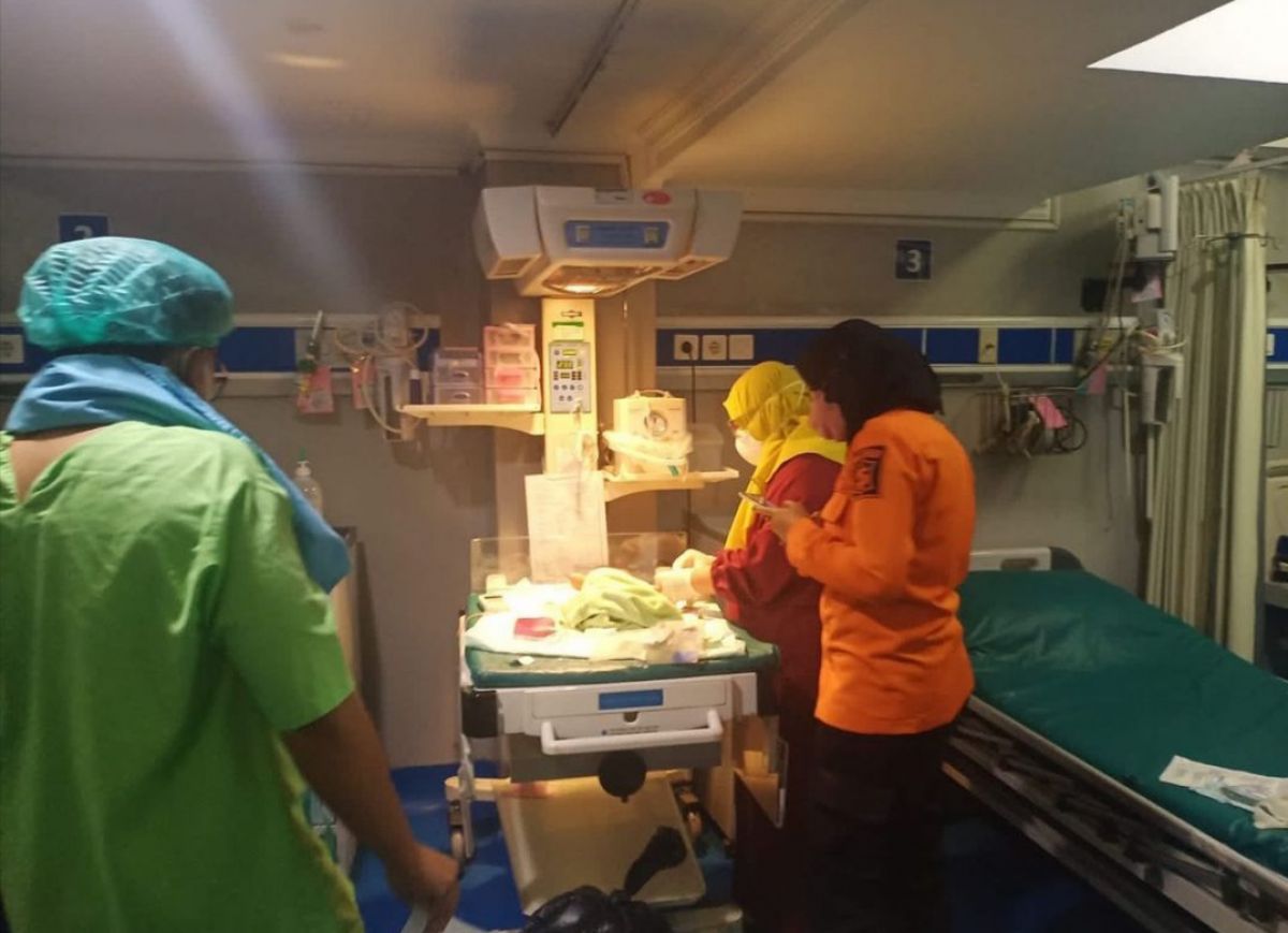 Bayi berumur 2 hari saat mendalat penanganan medis di RSUD dr Soewandhi Surabaya.(Foto: Command Center 112 Surabaya/jatimnow.com)