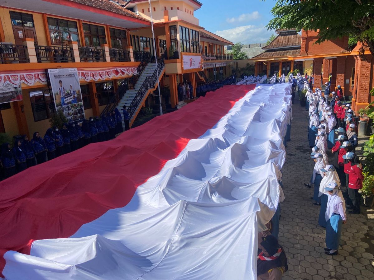 Pembetangan bendera raksasa.(Foto: Mita Kusuma/jatimnow.com)