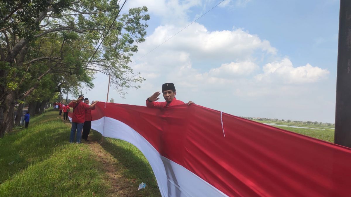 Bendera Merah Putih Sepanjang 577 Meter Hiasi Waduk Jotosanur Lamongan