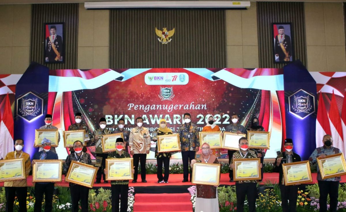 Penyerahan penghargaan BKN Award 2022.(Foto: Humas Pemprov Jatim)