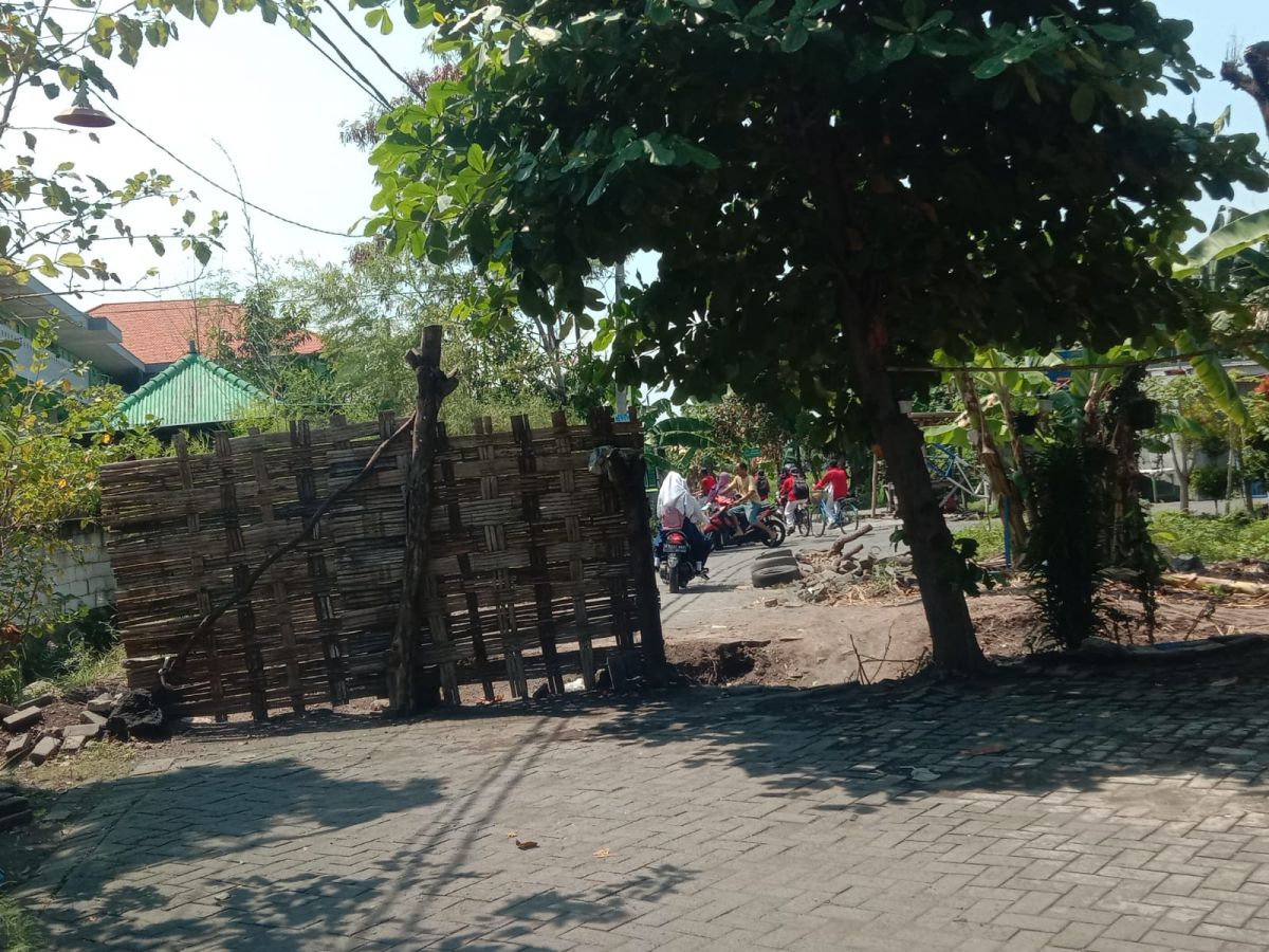 Akses jalan menuju Perumahan Mutiara Citra Graha yang ditutup warga. (Foto : Agus for jatimnow.com)