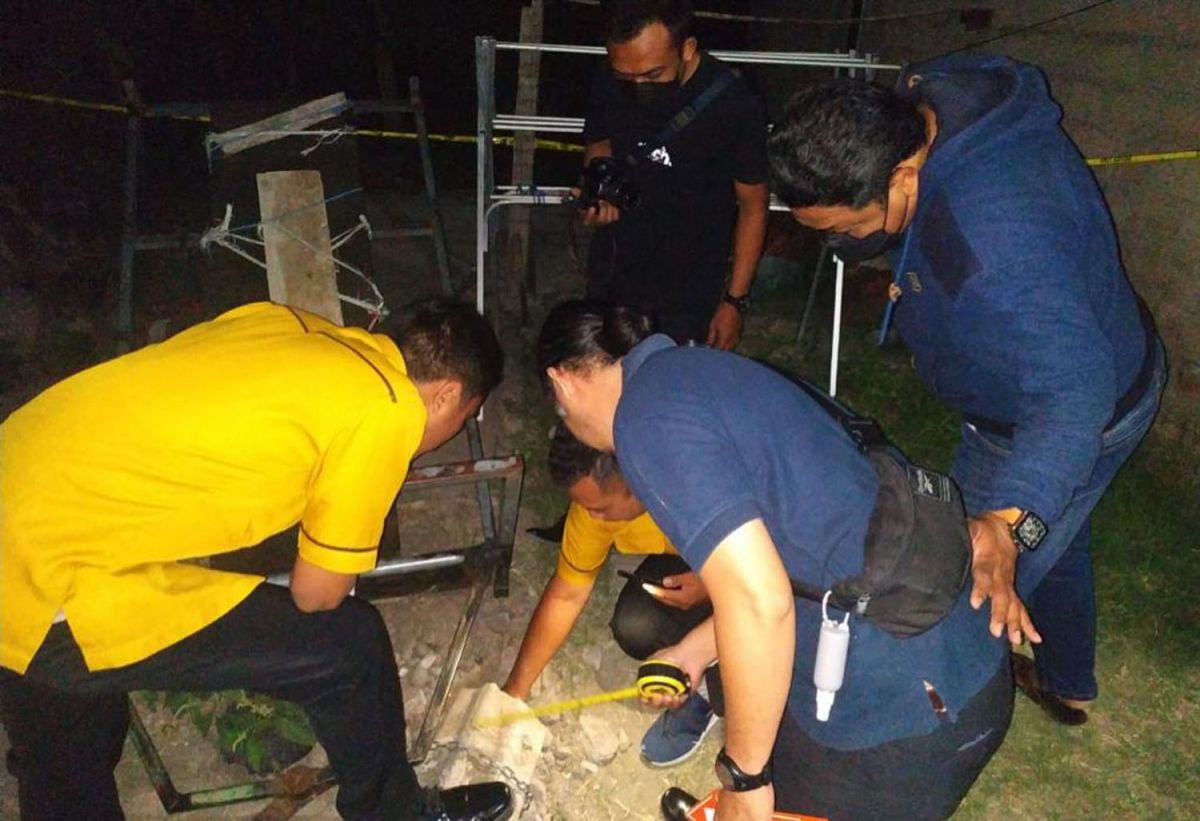 Tim Inafis Polres Kediri melakukan identifikasi di lokasi bocah tewas tertimpa pilar (Foto: Humas Polsek Ngasem/jatimnow.com)