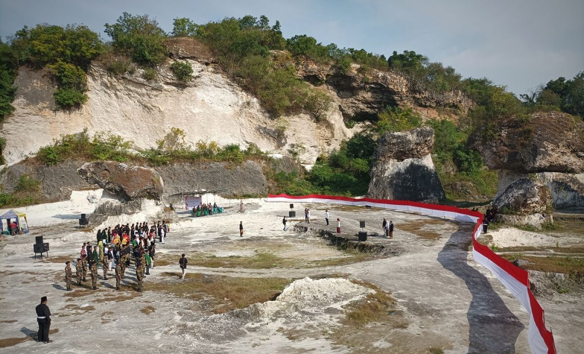 Bendera merah putih sepanjang 100 meter dibentangkan di Bukit Kapur Gresik. (Foto: Sahlul Fahmi/jatimnow.com)