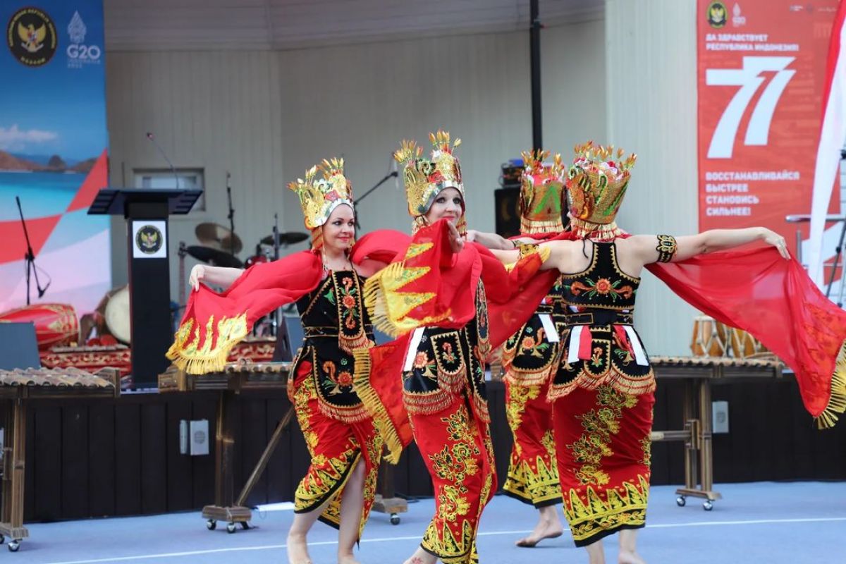 Bule menari Gandrung saat peringatan Kemerdekaan RI di Moscow, Rusia. (Foto-foto: akun Instagram @kndmoscow)