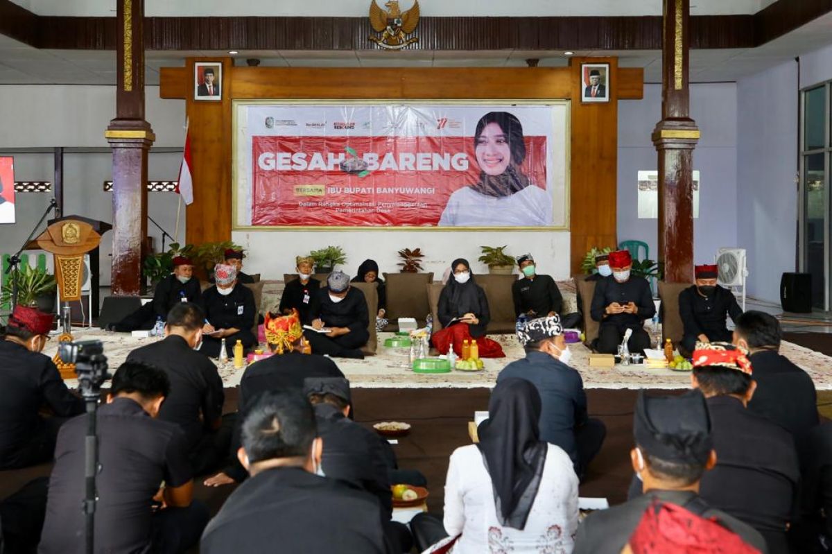 Bupati Banyuwangi Ipuk Fiestiandani saat Gesah Bareng Kepala Desa di Balai Desa Purwoharjo, Kecamatan Purwoharjo, Kamis (18/8/2022).(Foto: Humas Pemkab Banyuwangi)