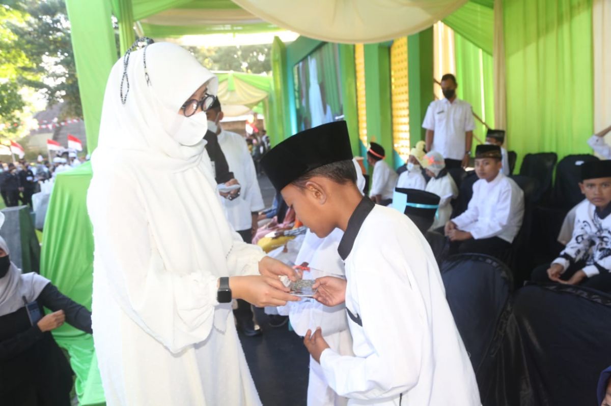 Bupati Banyuwangi Ipuk Fiestiandani memberikan santunan anak yatim nontunai.(Foto: Humas Pemkab Banyuwangi)