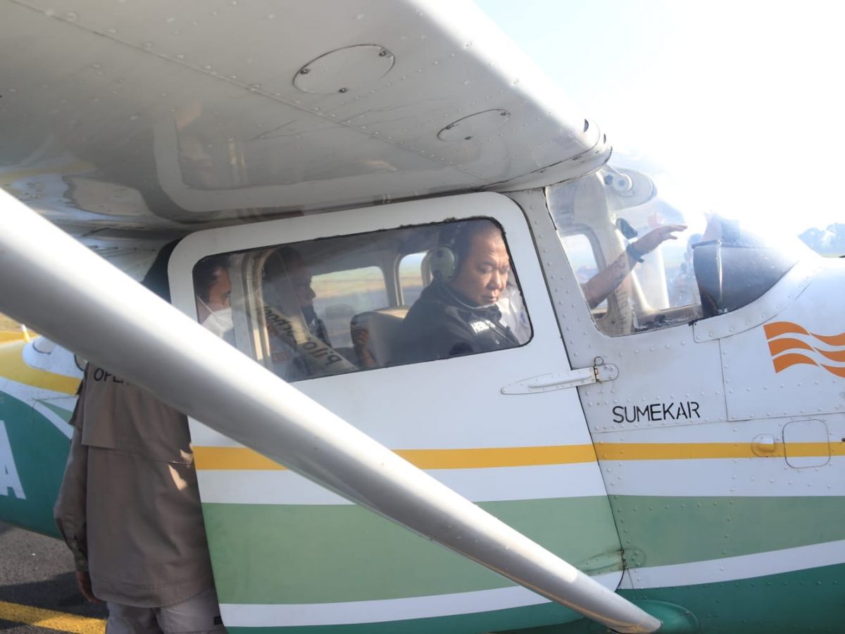 Bupati Jember Hendy Siswanto saat melakukan test flight tour.(Foto: Diskominfo Jember)