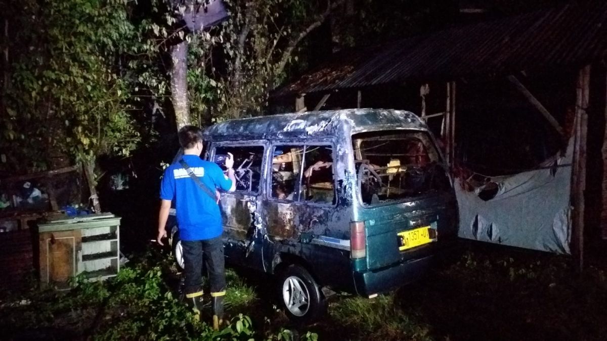 Mobil Carry warna hijau hangus terbakar di Dusun Penatu, Desa Kertasada, Kecamatan Kalianget, Sumenep, Jumat (12/08/2022).(Foto: Polres Sumenep for jatimnow.com)