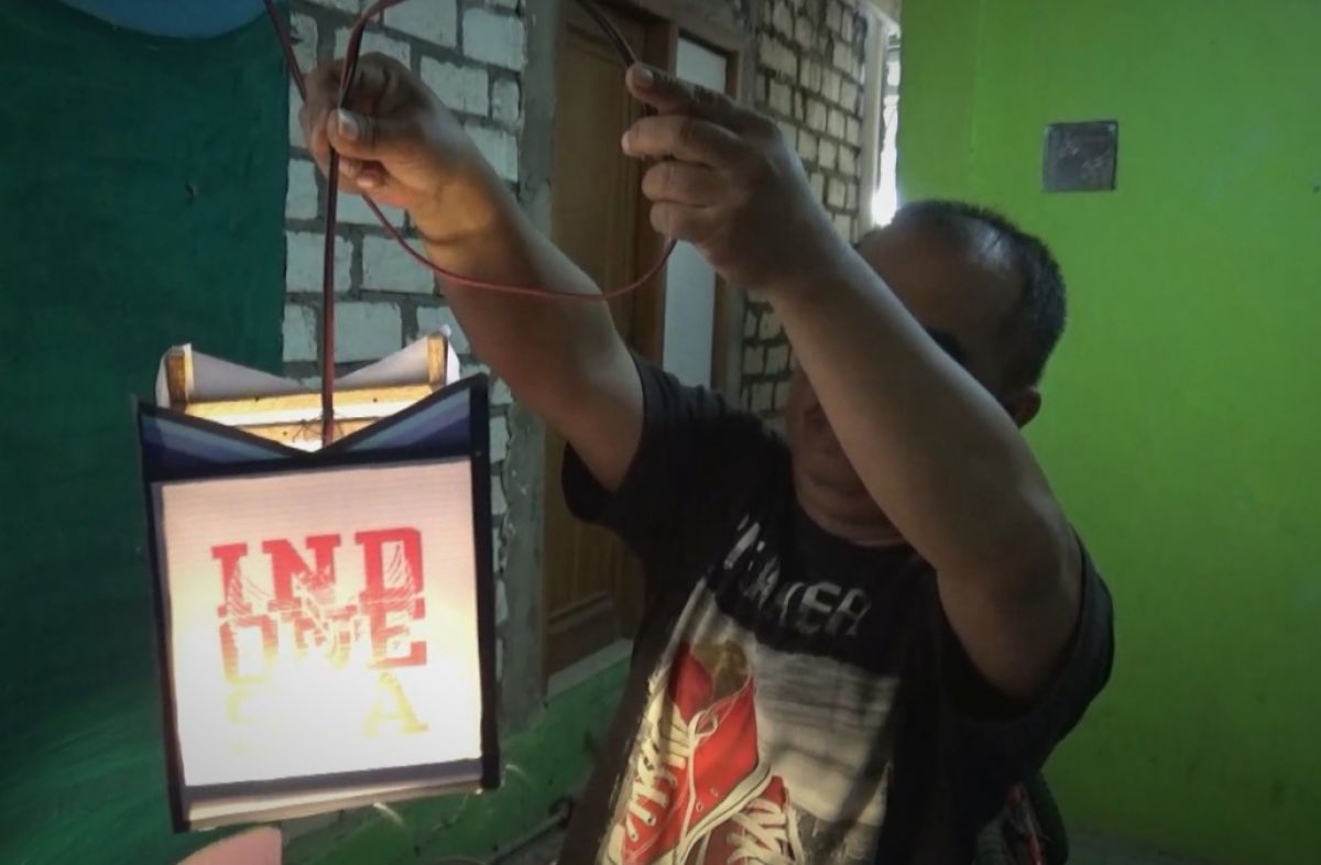 HUT ke-77 RI, Warga Sidokumpul Gresik Hiasi Rumah dengan Damar Kurung