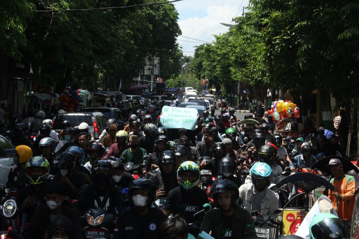 Ratusan aktivis HMI melakukan aksi demonstrasi menolak kenaikan BBM di Pamekasan. (Foto: Fathor Rahman/jatimnow.com)
